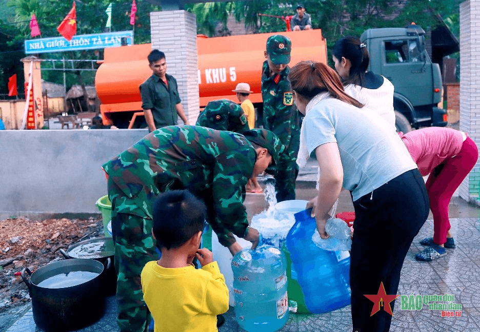 Bộ đội đem nước sạch về với đồng bào Cơ Tu