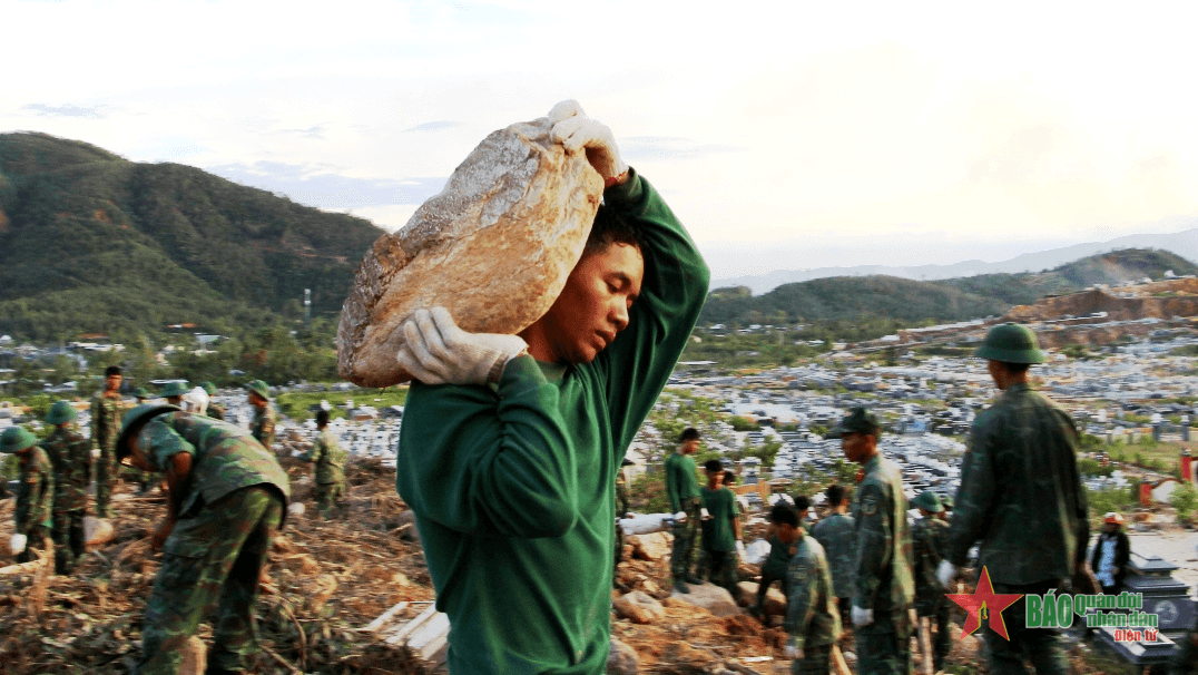 Khắc phục sạt lở tại nghĩa trang Hòa Sơn: Đã giúp dân thì không ngại gian khó