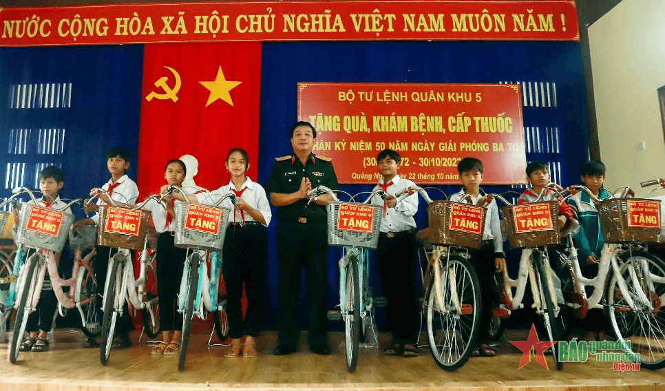 Quân khu 5 tặng quà các đối tượng người có công