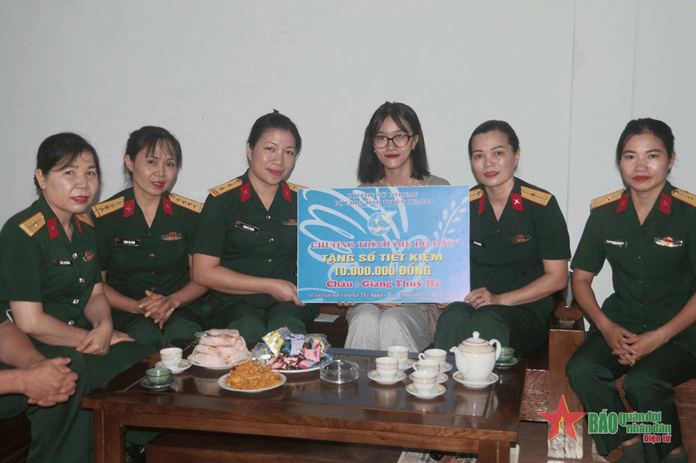 “Mẹ đỡ đầu” - ấm lòng con trẻ