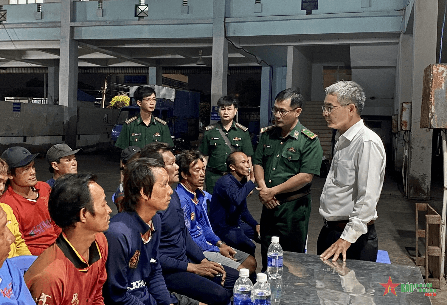 Bộ đội Biên phòng Bình Thuận tiếp nhận 14 ngư dân bị nạn trên biển