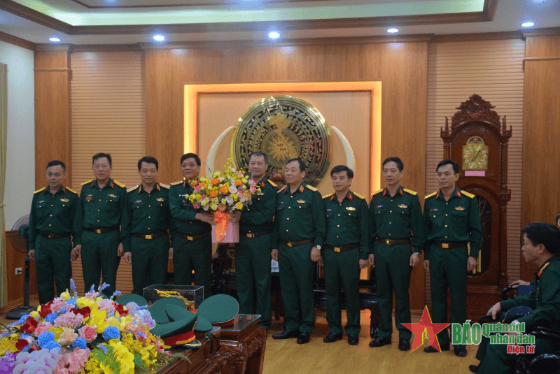 Thượng tướng Ngô Minh Tiến kiểm tra tại Trường Sĩ quan Tăng thiết giáp