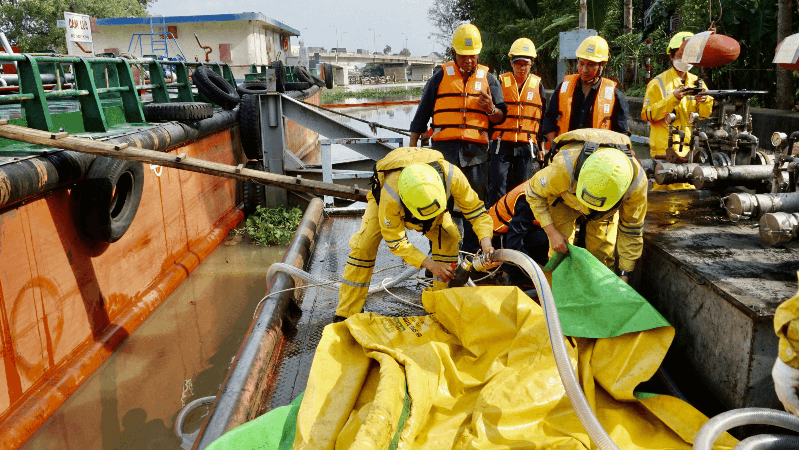 Diễn tập nâng cao kỹ năng ứng phó sự cố tràn dầu tại Bình Dương