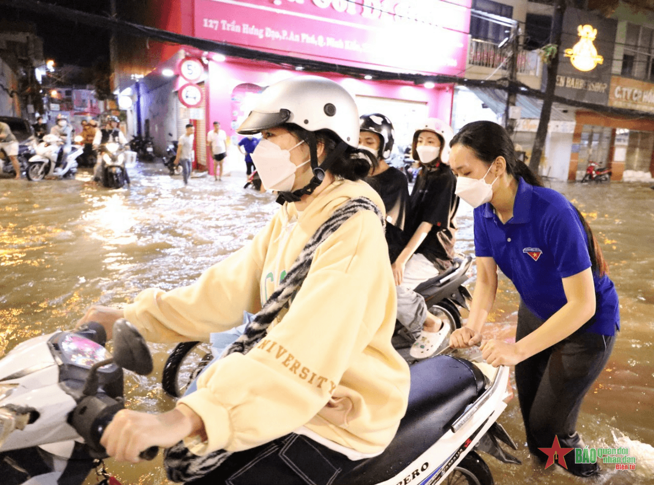 Cần Thơ: Màu áo xanh tình nguyện giữa những ngày triều cường dâng cao