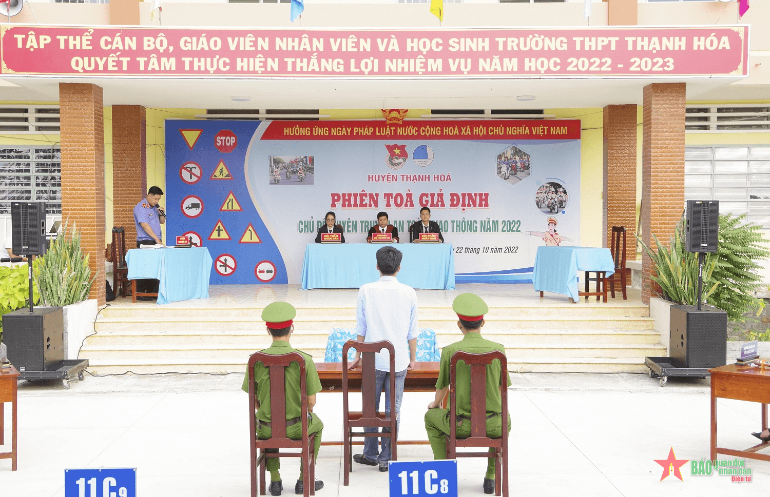 Phiên tòa giả định trong trường học