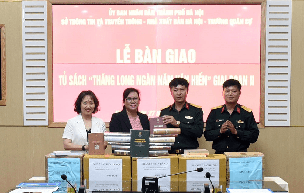 Tiếp nhận “Tủ sách Thăng Long ngàn năm văn hiến”