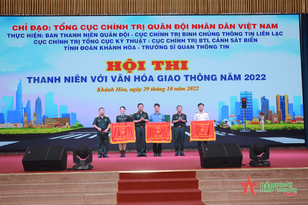 Đội Binh chủng Thông tin liên lạc đoạt giải nhất hội thi “Thanh niên với văn hóa giao thông”