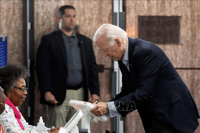 Bầu cử Mỹ: Tổng thống Joe Biden đi bỏ phiếu sớm
