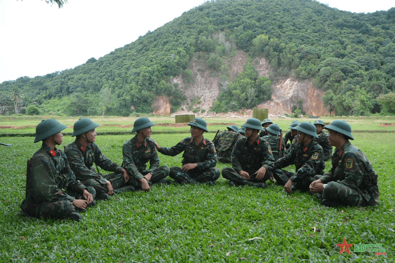 Đảng viên dìu dắt quần chúng