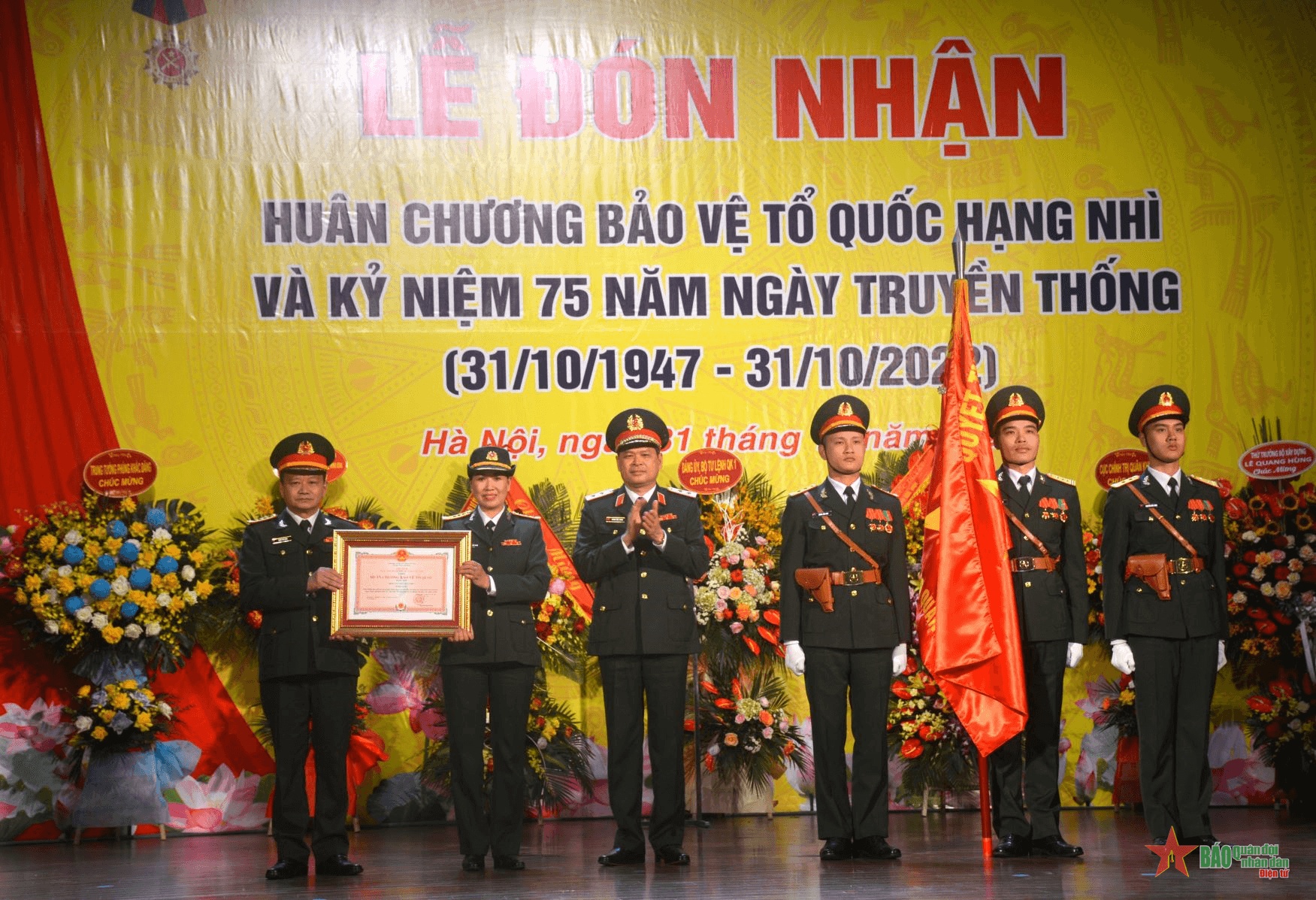 Đoàn Văn công Quân khu 1 đón nhận Huân chương bảo vệ Tổ quốc hạng Nhì