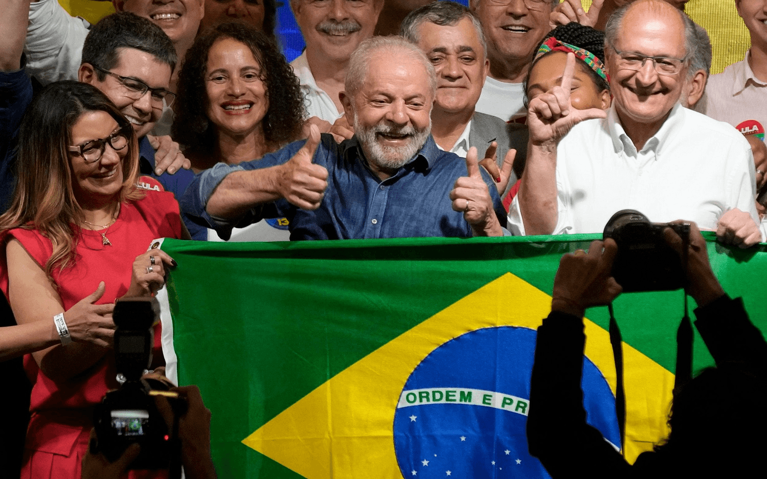 Ứng cử viên Luiz Inacio Lula da Silva giành chiến thắng sít sao