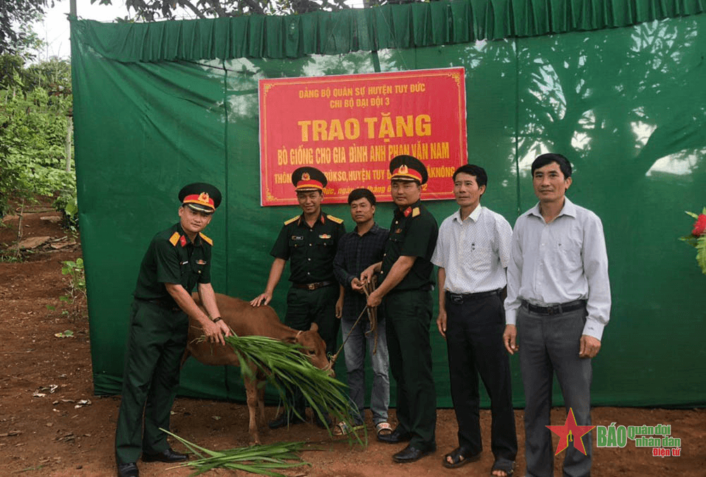 Mỗi chi bộ giúp một hộ dân thoát nghèo