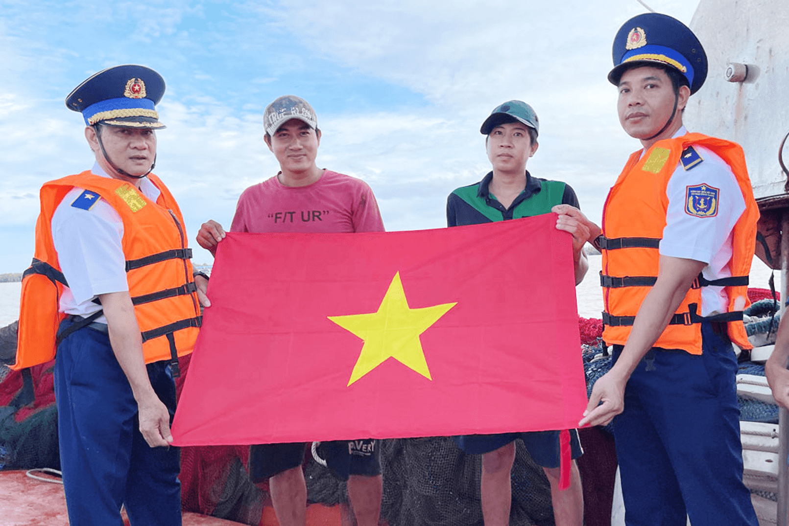 Phổ biến pháp luật, hỗ trợ ngư dân ở Bến Tre