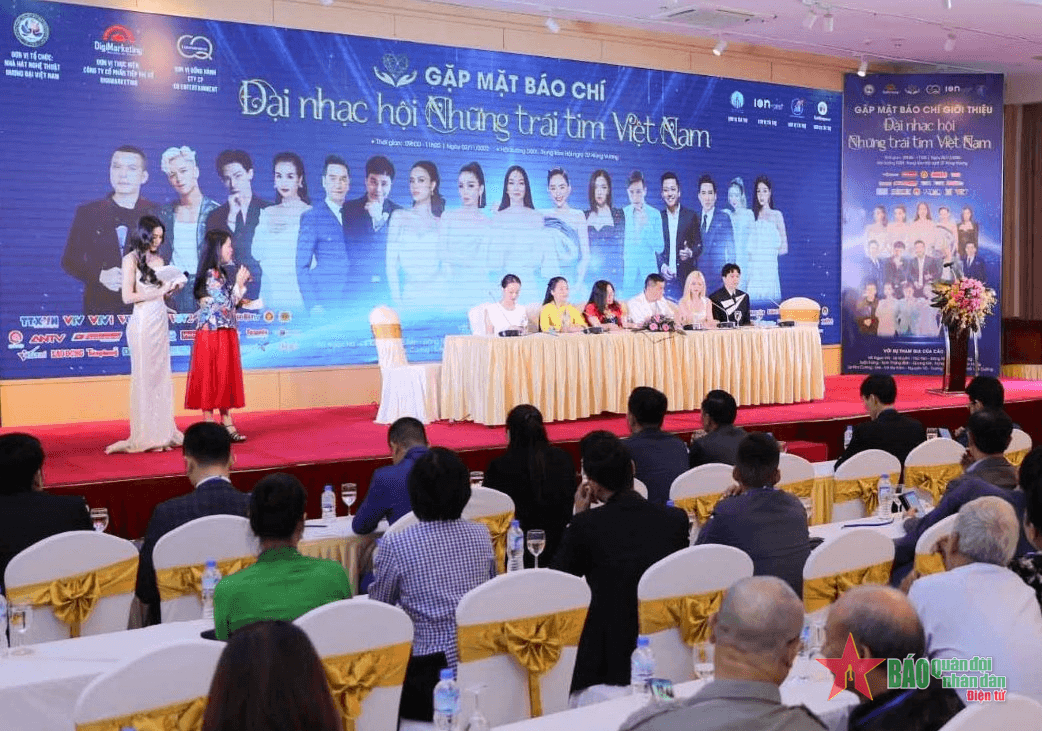 Hồ Ngọc Hà, Lệ Quyên hát trong Đại nhạc hội “Những trái tim Việt Nam”