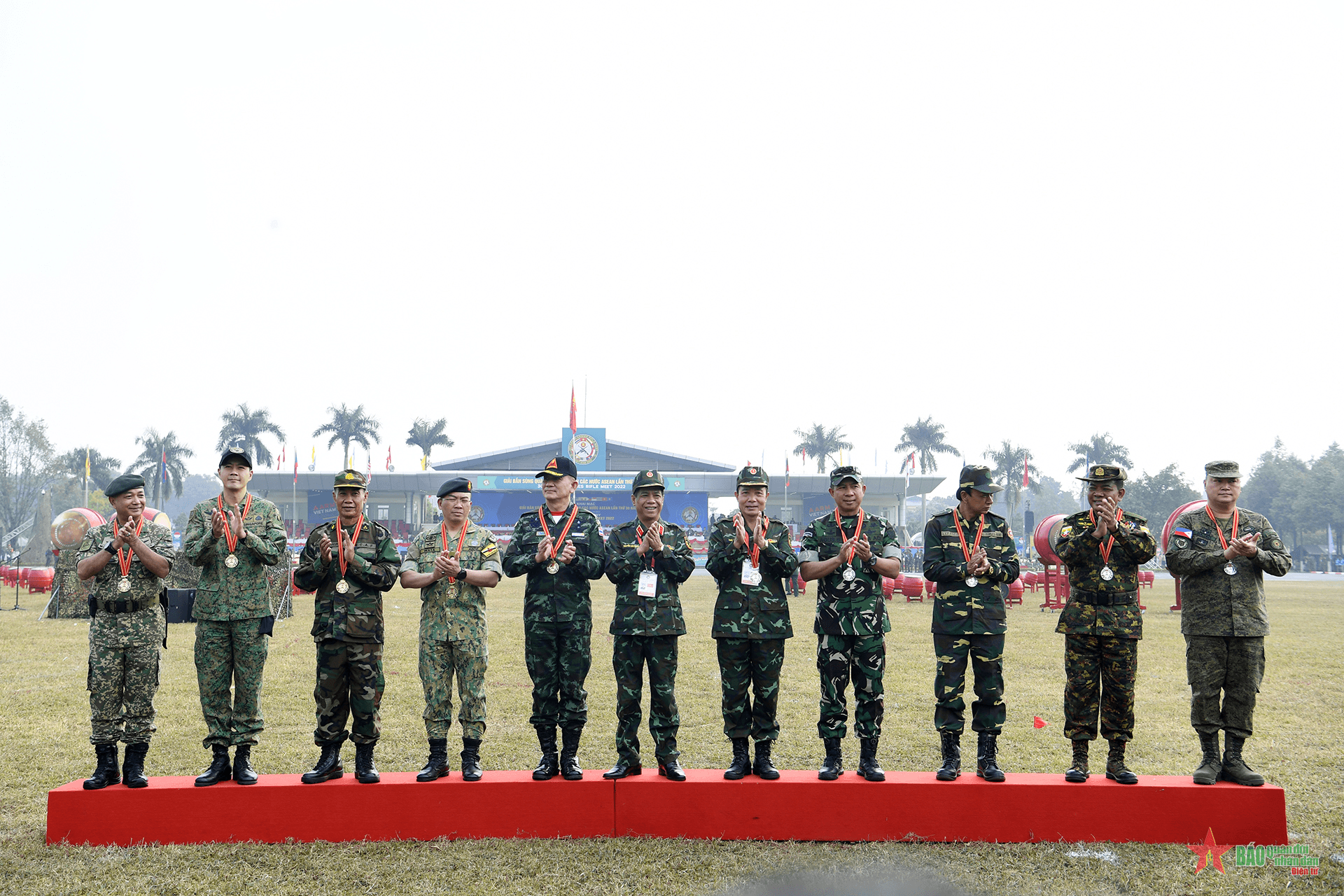 Phó tư lệnh Lục quân các nước ASEAN trổ tài bắn súng