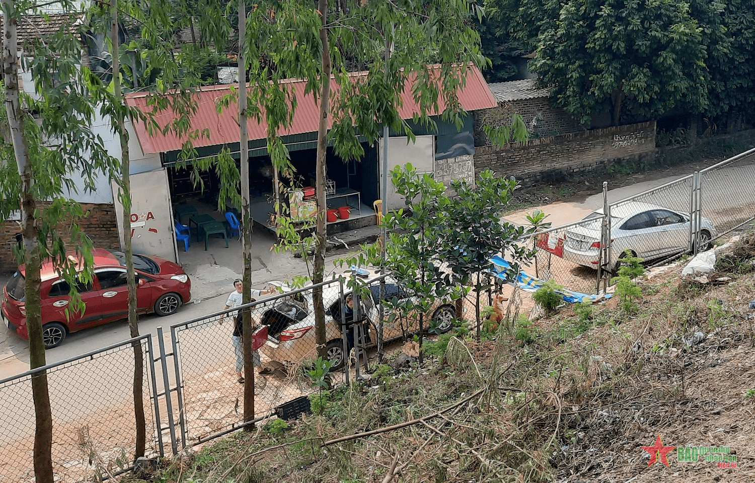 “Bến xe” tự phát trên cao tốc Nội Bài - Lào Cai