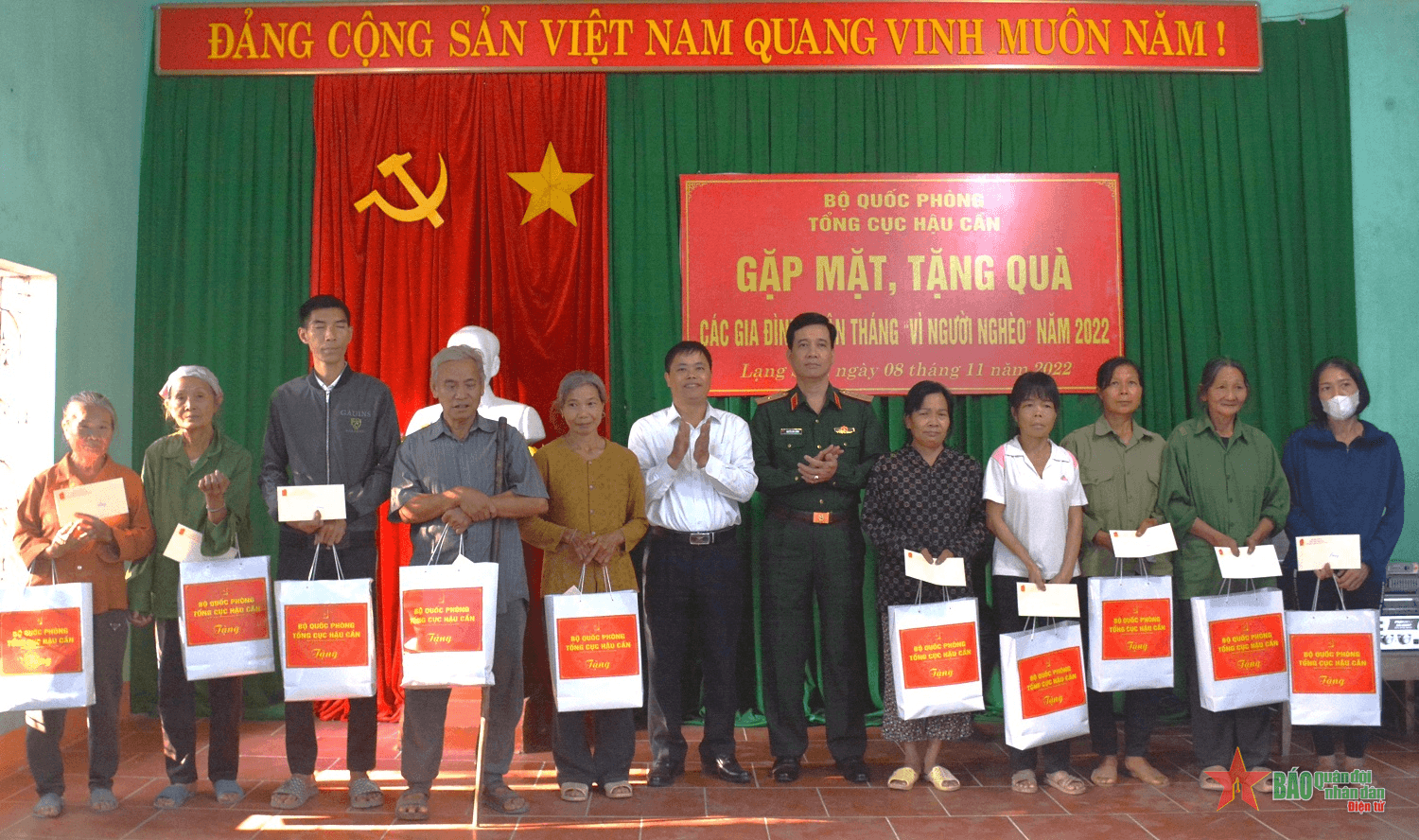 Tổng cục Hậu cần tổ chức gặp mặt, tặng quà hộ nghèo