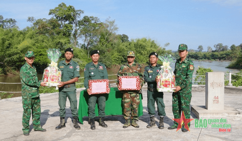 Bộ đội Biên phòng Đắk Lắk chúc mừng lực lượng bảo vệ biên giới Mondulkiri nhân dịp Quốc khánh Campuchia
