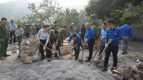 “VinaPhone kết nối yêu thương - Đông ấm cho em” tại huyện Kim Bôi, tỉnh Hòa Bình
