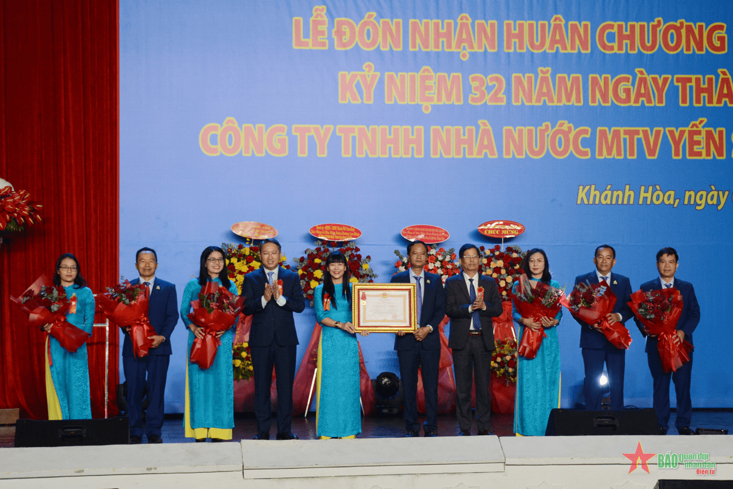 Hai công ty thành viên của Yến sào Khánh Hòa đón nhận Huân chương Lao động