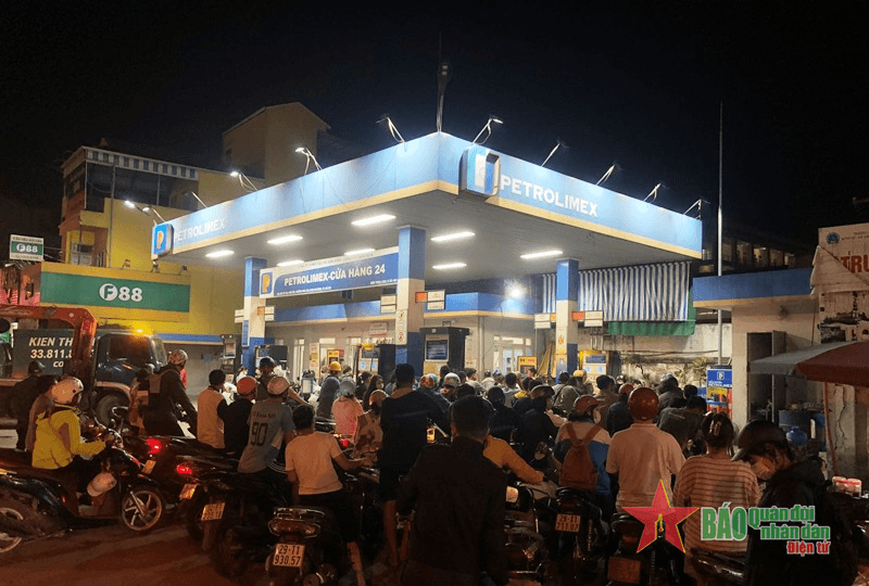 Các cây xăng dừng bán, người dân xếp hàng chờ đổ xăng: Nguyên nhân vì đâu?
