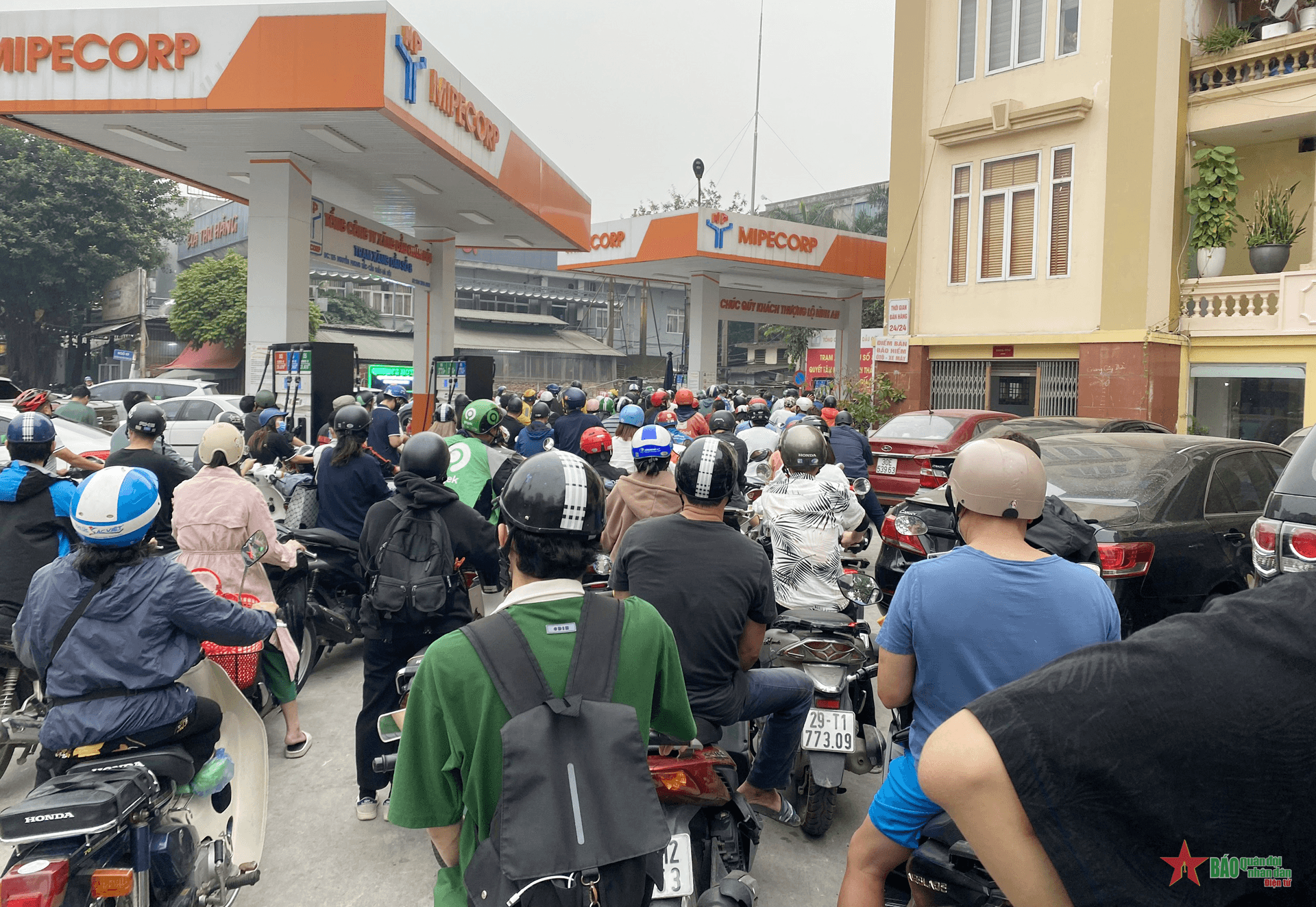 Thủ tướng yêu cầu giải quyết dứt điểm tình trạng thiếu xăng dầu cục bộ