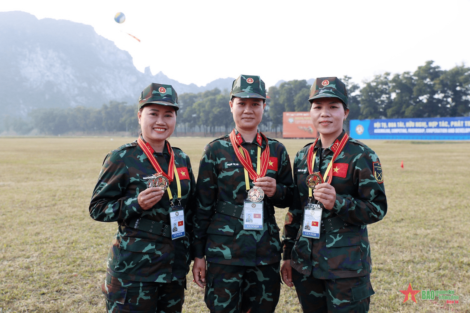 Vợ chồng mình tự hào là xạ thủ!