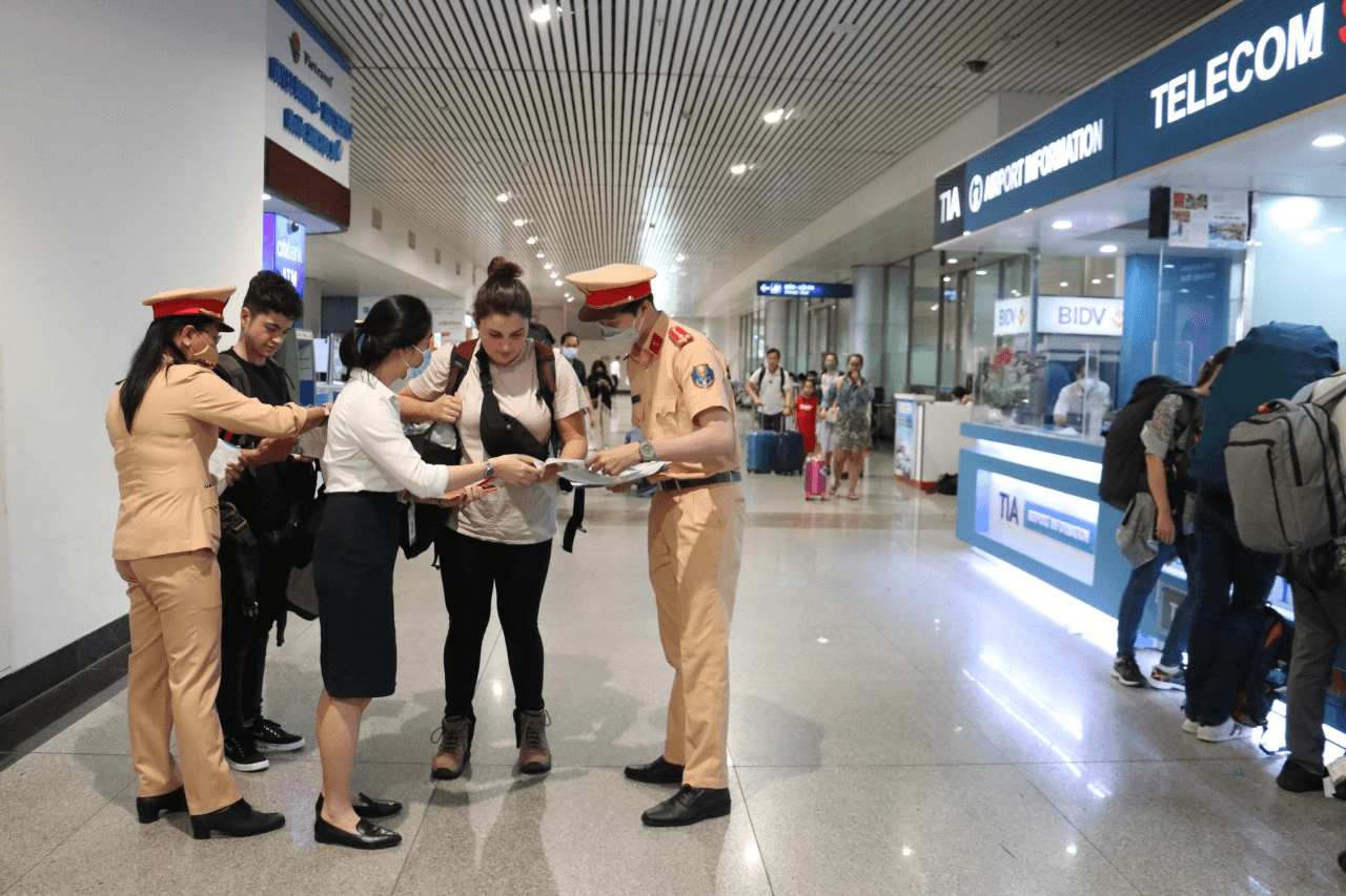 Tuyên truyền pháp luật về giao thông cho khách quốc tế