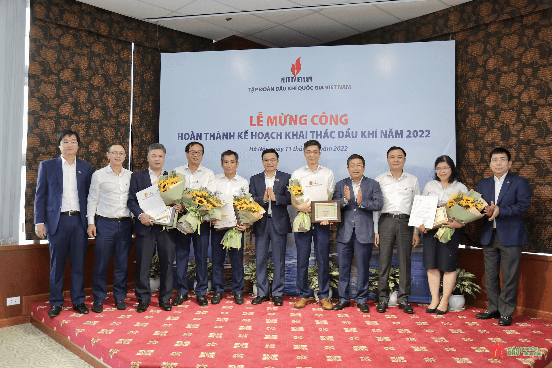Petrovietnam mừng công hoàn thành sản lượng khai thác dầu khí và các chỉ tiêu tài chính năm 2022