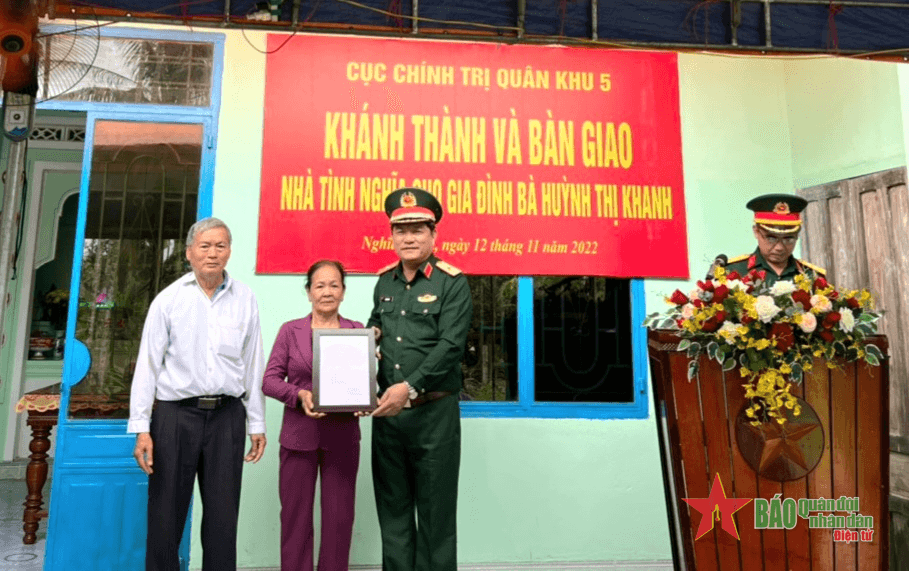 Bàn giao nhà tình nghĩa tặng vợ liệt sĩ