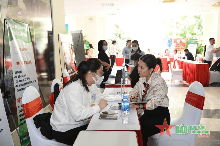 Tỉnh táo để không mắc “bẫy” việc làm