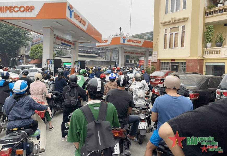 Doanh nghiệp đầu mối phải ký cam kết cấp đủ hàng cho các cây xăng