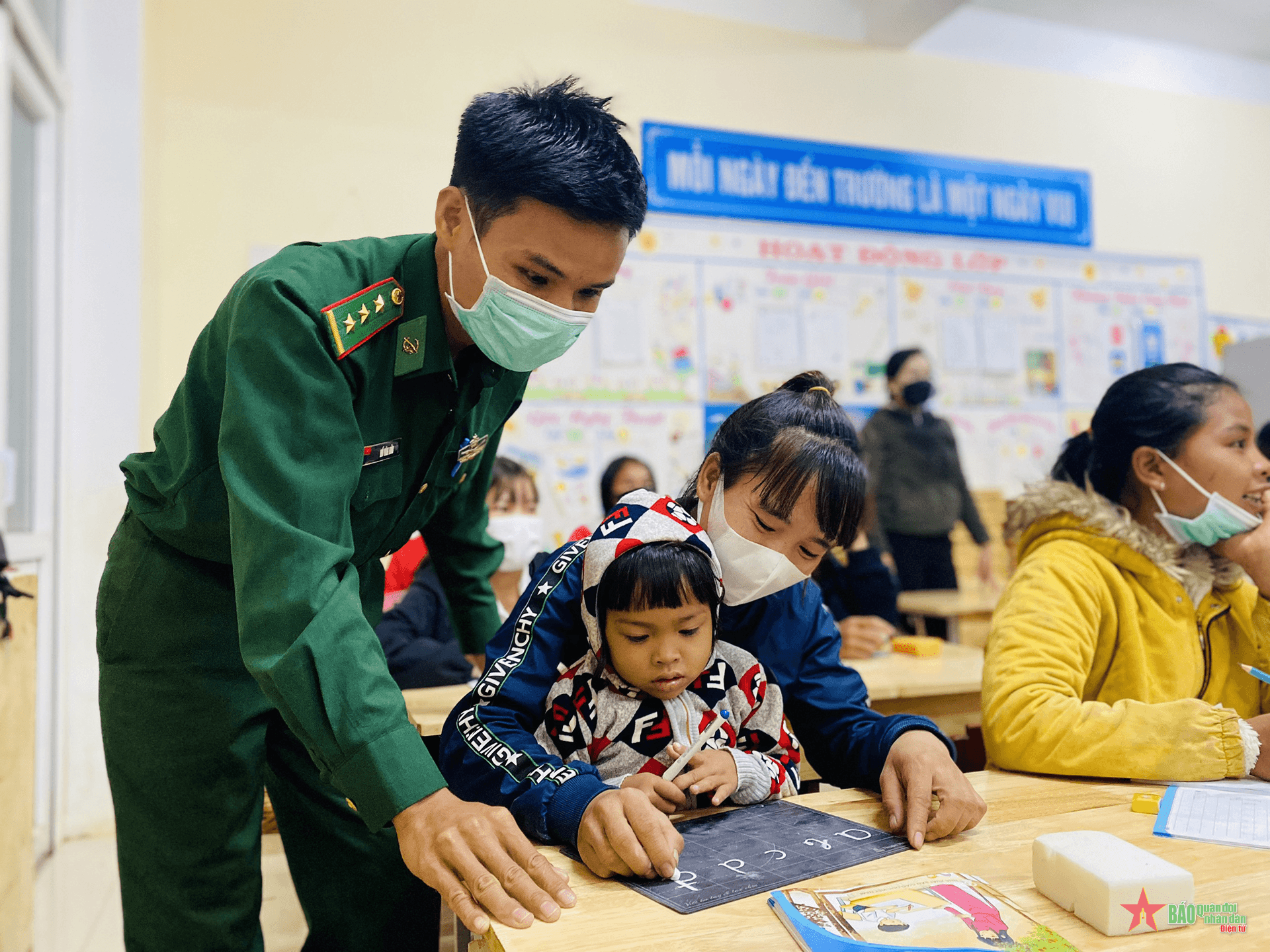 Bài 2: Lớp học xóa mù chữ cho những học viên đặc biệt