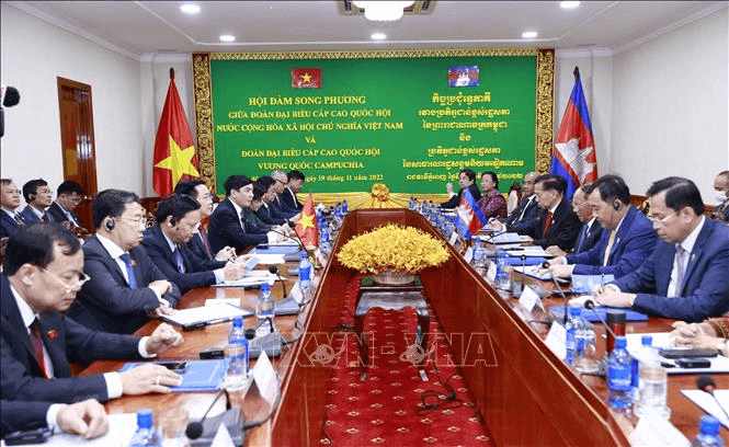 Chủ tịch Quốc hội Vương Đình Huệ hội đàm với Chủ tịch Quốc hội Campuchia Samdech Heng Samrin