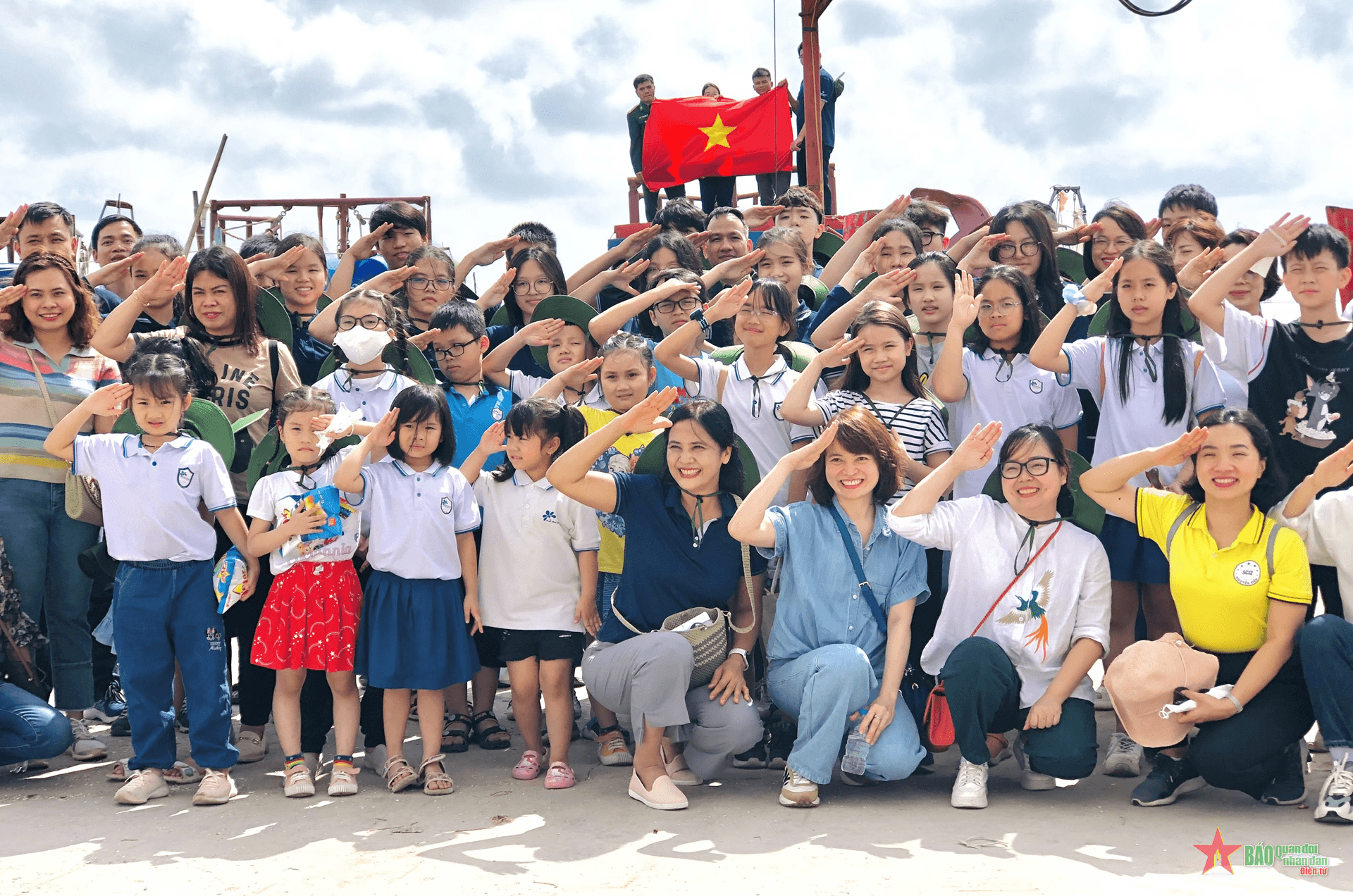 Trải nghiệm “Một ngày làm chiến sĩ Biên phòng biển"