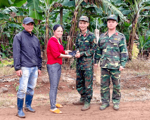 Binh nhất nhặt của rơi trả người đánh mất
