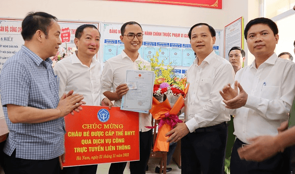 Em bé đầu tiên trên cả nước được cấp thẻ BHYT, giấy khai sinh qua Dịch vụ công liên thông