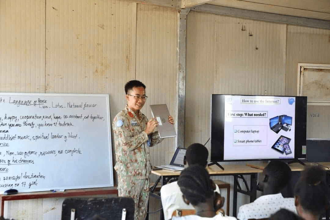 Giáo viên “mũ nồi xanh” Việt Nam ở Abyei