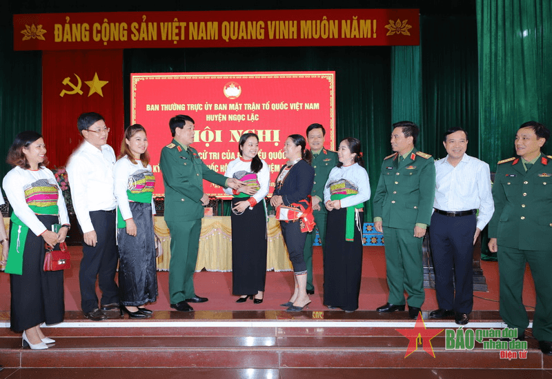 Đại tướng Lương Cường tiếp xúc cử tri tại huyện Ngọc Lặc, tỉnh Thanh Hóa