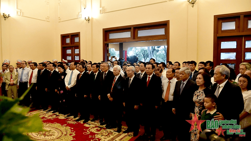 Thủ tướng Chính phủ Phạm Minh Chính dâng hoa, dâng hương tại Khu lưu niệm Thủ tướng Võ Văn Kiệt