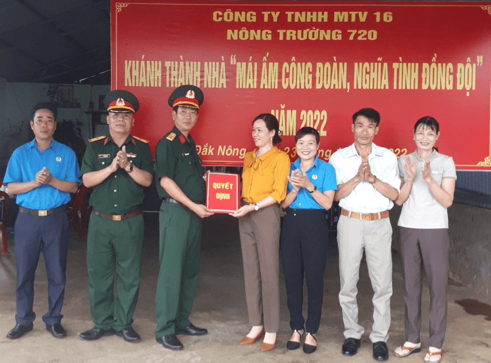 Nông trường 720 trao tặng nhà “Mái ấm công đoàn, nghĩa tình đồng đội”