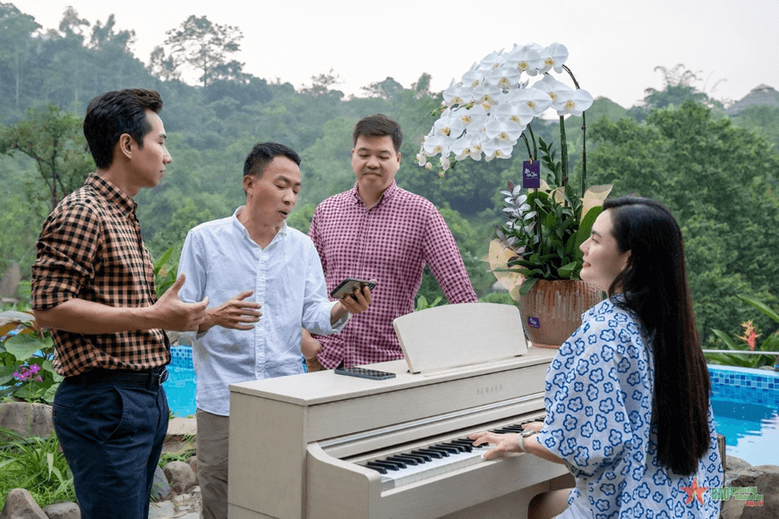 Thượng úy - ca sĩ Lương Nguyệt Anh: Say đắm với “Tự tình quê hương”