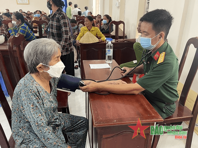 Bộ CHQS tỉnh Kiên Giang tổ chức khám bệnh giúp nhân dân trên địa bàn