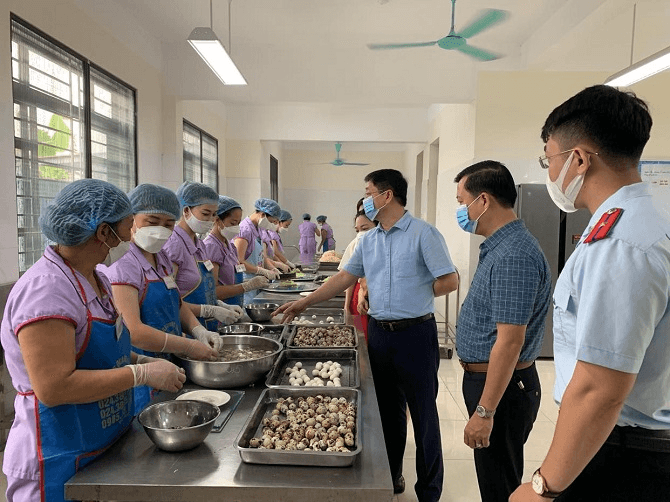 Hà Nội có khoảng 15% bếp ăn tập thể ở trường học được kiểm tra chưa đạt yêu cầu