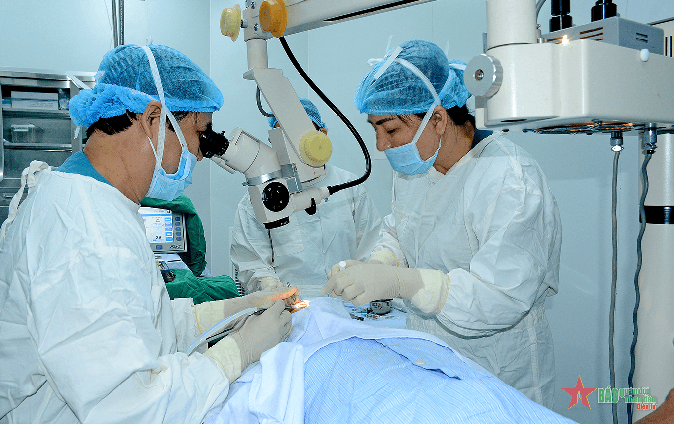 Binh đoàn 15 và Bệnh viện Quân y 175 phẫu thuật đục thủy tinh thể miễn phí cho người dân