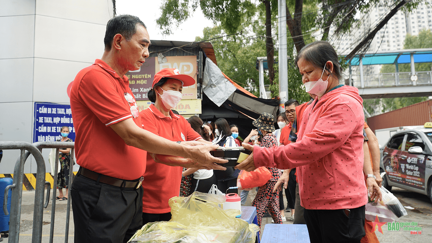 Những suất cơm nghĩa tình
