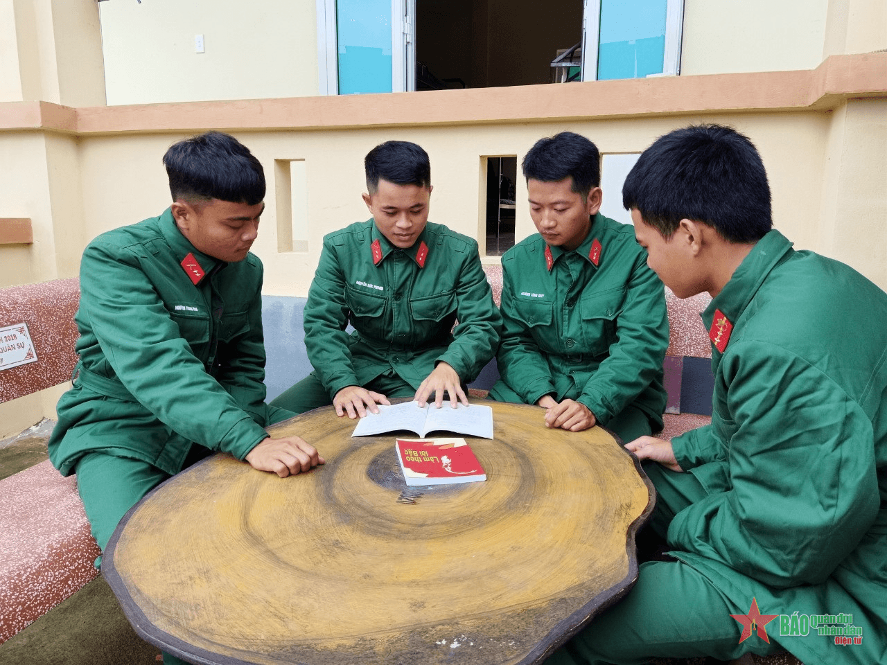 Tiết kiệm phụ cấp giúp đỡ mẹ