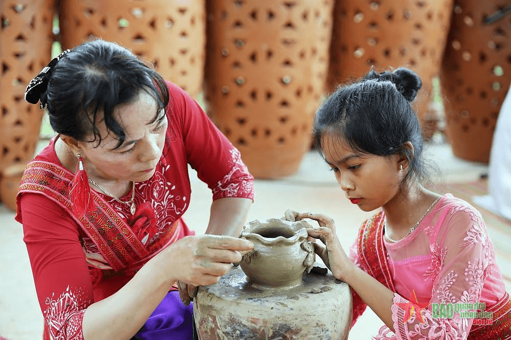 Nghệ thuật làm gốm của người Chăm được UNESCO ghi danh