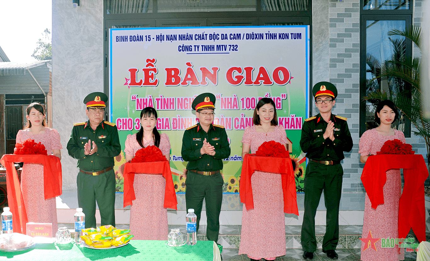 Ba công nhân của Công ty 732 được tặng "Nhà tình nghĩa" và "Ngôi nhà 100 đồng"