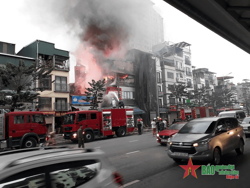 Dập tắt đám cháy lớn trên phố Minh Khai, Hà Nội